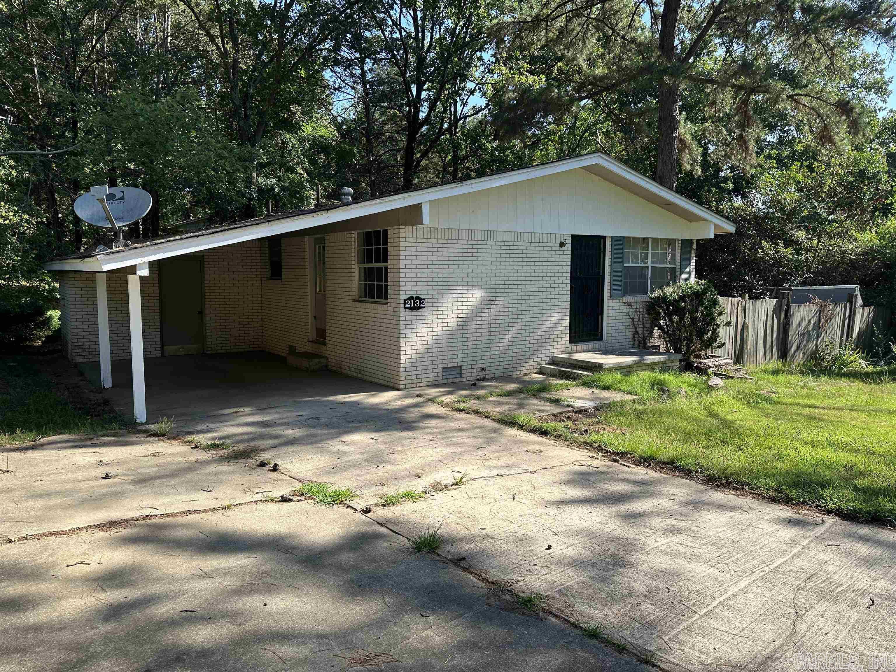 This home is in the heart of Heber Springs, on a quiet cul-de-sac, and less than one mile from the closest boat launch on the Greers Ferry Lake. With a little love this home has a lot to offer. This would be perfect for a first time home buyer or an investor looking for their next investment. (Home has rental history). Call today to schedule your private showing. Sold AS IS!