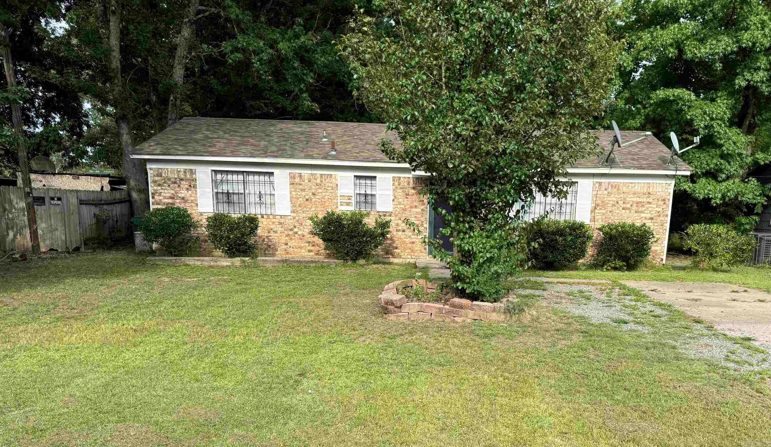 Welcome to this beautifully updated 3-bedroom, 1-bathroom home! Conveniently located close to everything, this property offers modern amenities and a prime location. Step inside to discover a fully updated interior with a spacious layout, perfect for comfortable living. The kitchen boasts sleek countertops, stainless steel appliances, and ample storage space. The bedrooms are generously sized and offer plenty of natural light. Outside, you'll find a lovely yard, ideal for outdoor entertaining. Don't miss out on the opportunity to make this amazing home yours today. Schedule a showing before it's gone!