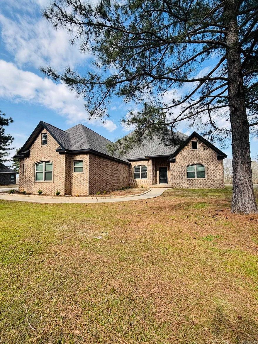 Beautiful 4-bed, 3-bath home with incredible master bed/bath PLUS a bonus room!   With an open floor, bonus room and large covered porch, this home is perfect for family gatherings and entertaining. This home offers plenty of space, privacy and comfort. Bonus room upstairs is perfect for an office, guest room or a just a cool hang out space. A huge master and master bath with great closet space, large walk- in shower with dual heads / valves and jacuzzi tub perfectly caters to the owners! 2 lakes accessible to residents only. Don’t miss out on this stunning property in one of East End's most sought desirable neighborhoods!