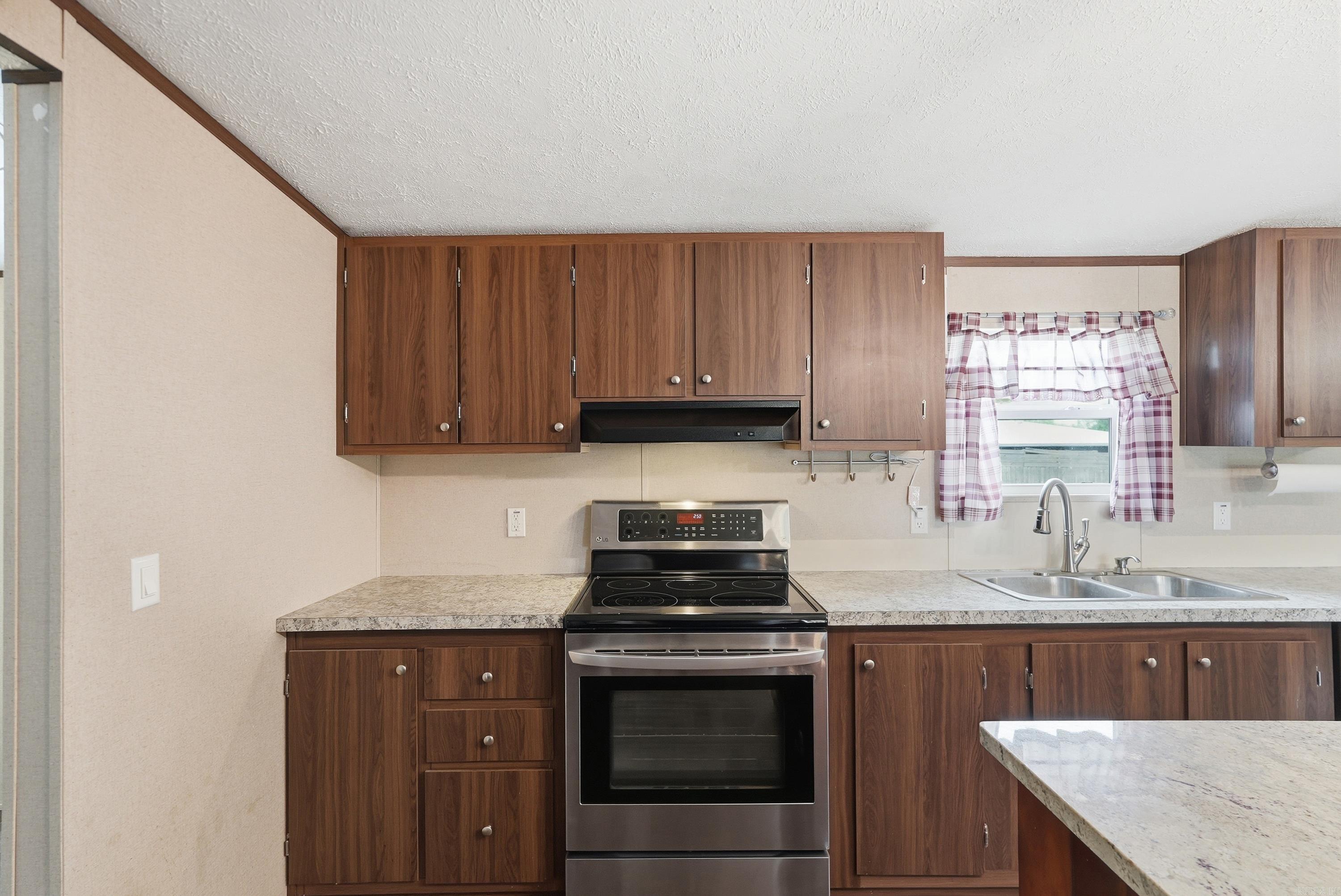 HOLLAND HILLS - Residential