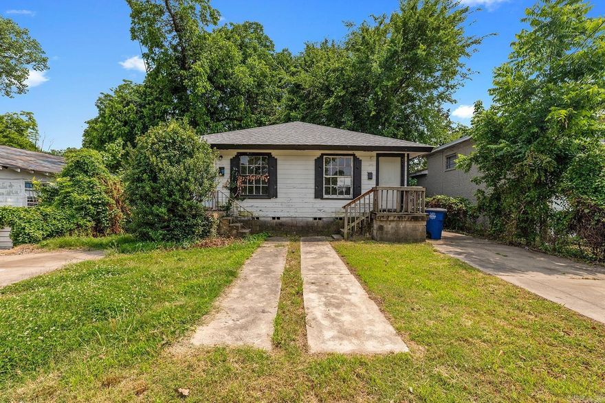 A duplex with 2 beds and 1 bath each side. A fire occurred predominantly at the  left unit. Fixer upper with lots of potential upside for an investor