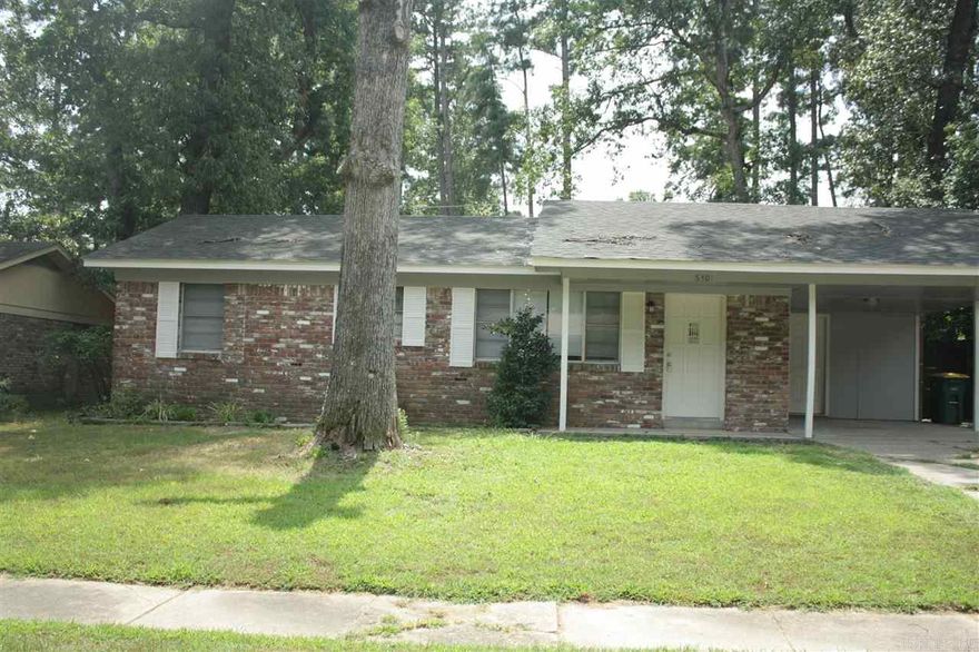 Cozy 3 bedroom 1.5 bathroom home in the Cloverdale community of Southwest Little Rock.  Close to shopping, dining and more!