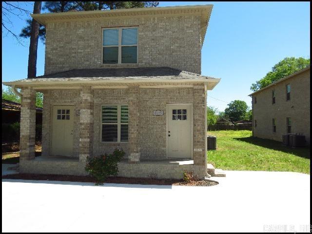 *JACKSONVILLE* GORGEOUS DUPLEX LOCATED IN THE BAILEY SUBDIVISION!! This 3 Bedroom And 2 Bath Home Features Over 1400 Sqft! Large Backyard! Black Appliances Included, Along With Electric Washer/Dryer Hookups! Vinyl Flooring And Pad For Parking! Eight And Nine Foot Ceilings! PET FRIENDLY!! AVAILABLE LATE SEPTEMBER 2025!!! <a href='https://raineyrealty.com/virtualtour.php?r=mHjDW8'> Click here for a 360° Virtual Tour</a>