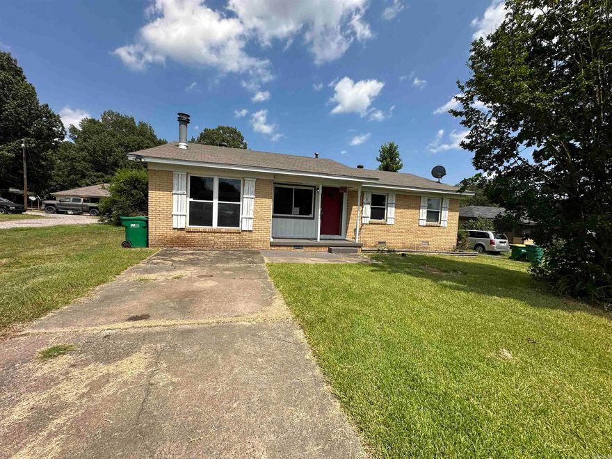 Come check out this open floor plan living with 3 beds, 2 baths and a large bonus room. Level back yard with a deck and close to town! AGENTS SEE REMARKS