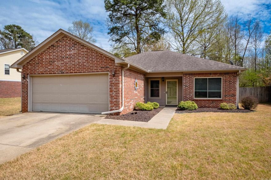 All one level like new home in a private cul-de-sac, LVT throughout and open floorplan! Large picture windows overlook the huge, fully fenced backyard, and the split bedroom plan offers privacy. Located outside the main arteries of the city allowing for that country in the city feel and still minutes from all amenities.