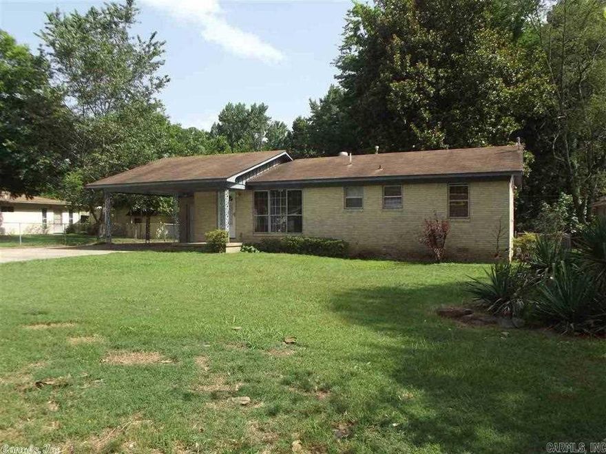 3 BED, 2 BATH HOME. TWO LIVING SPACES, BIG BACK YARD, AND EVERYTHING UPDATED LAST YEAR. QUIET STREET, COVERED PARKING, AND MIN. TO LRAFB, AND INTERSTATE.