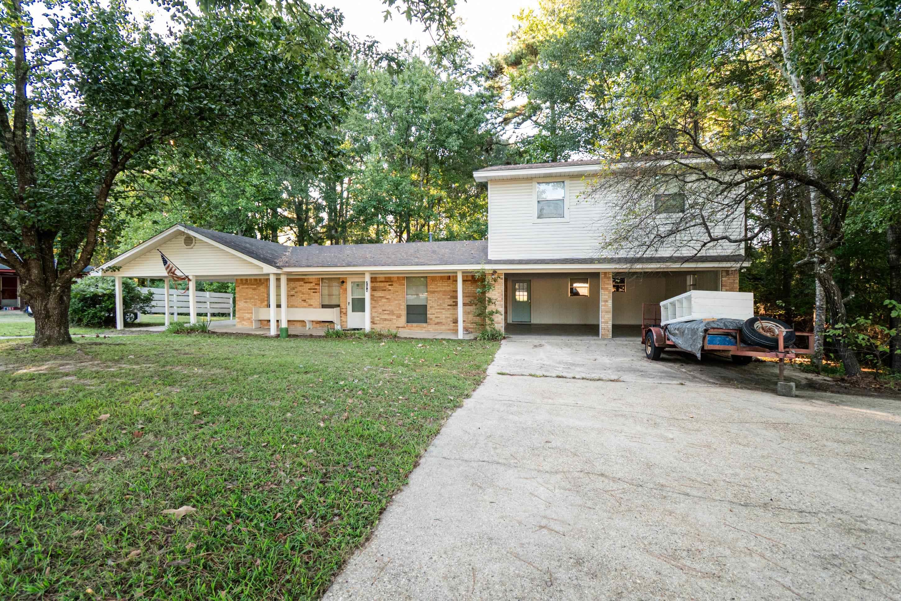 Freshly updated with new paint and flooring, this spacious property offers endless possibilities. 6 Bedrooms | 3 Bathrooms Plenty of room for a large family, or the perfect setup to divide into two separate units for rental income. Located directly across from Parkerās Chapel School, convenience is right at your doorstep. Whether youāre looking for a forever home with space to grow or an investment opportunity, this property is ready for you.
