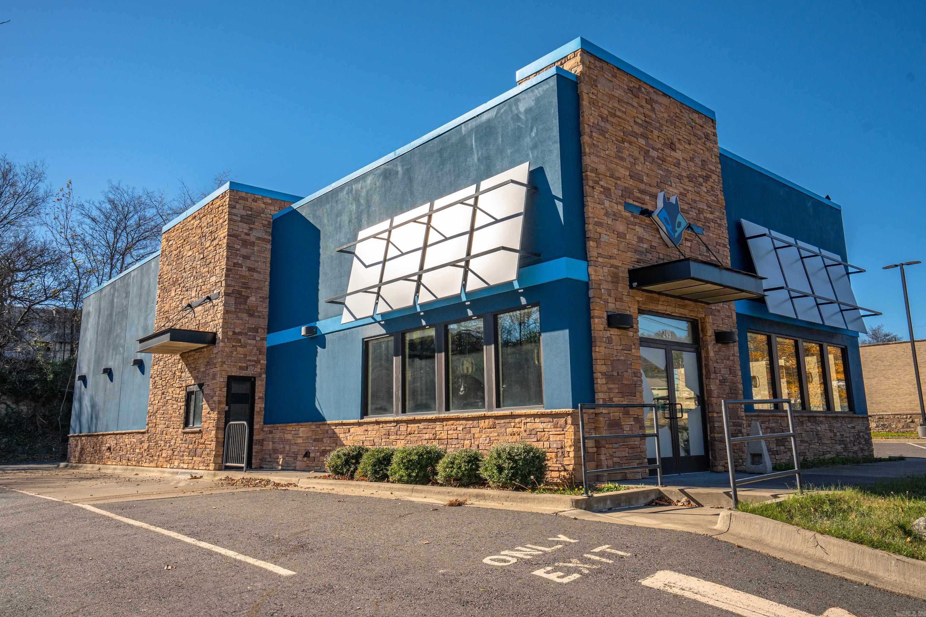 2970 SQFT QSR 2 blocks off of Central AVE. Downtown Hot Springs. Large Parking lot with Drive Thru on a corner lot. Great location with tons of potential. Lots of equipment from previous tenant still on site. Everything conveys.
