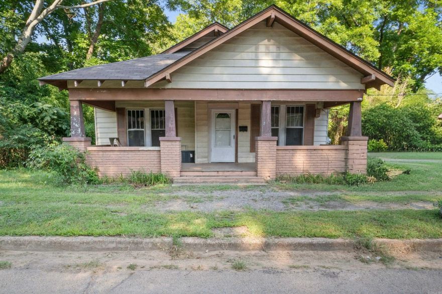 Charming 3/1 bath located in downtown Morrilton. Updated flooring and bathroom fixtures, large front porch, screened in back porch and nice sized backyard for relaxing and entertaining. This one is a must see with lots of potential!