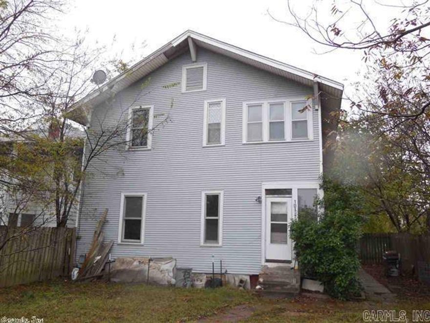 Townhouse Duplex in Capitol View on corner of Markham & Rice across from Deaf School! Close to everything--Downtown - Hillcrest - Heights - I-630, UAMS  and more! This duplex unit is on the back and has access from the alley for parking only. Has tall ceilings and hardwoods and clawfoot bath tubs! All 3 bedrooms and one bath upstairs. Living Room, eat in kitchen , bathroom and utility /laundry porch down. Central Heat & Air. Available July 1st! Rent is $895/mo. Deposit is $895. Sorry, no Section 8 or Housing.