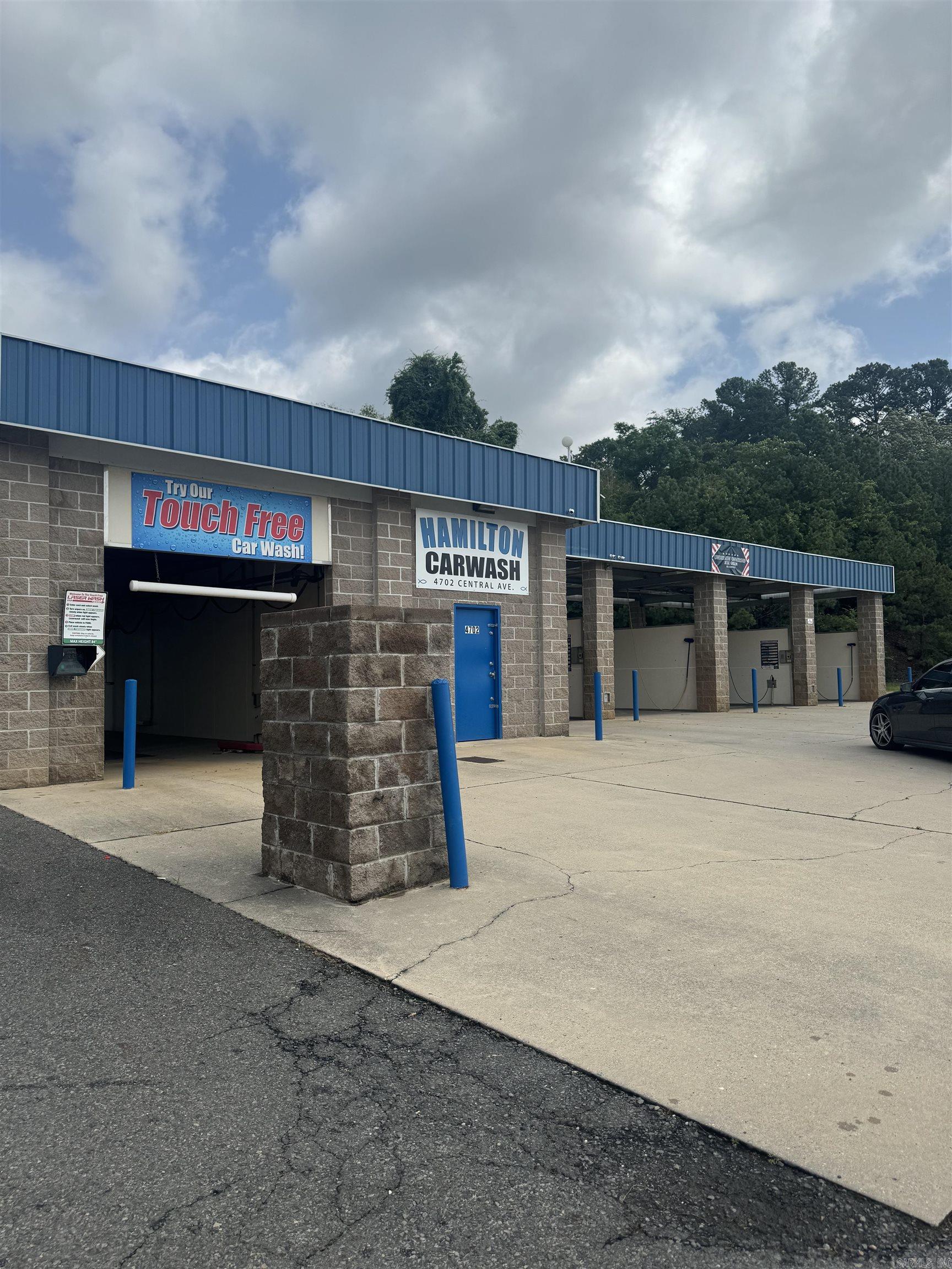 165 front feet of Central Avenue with a great view of Lake Hamilton. A 4-bay car wash with a touchless Laser 4000 automatic drivethrough with a credit card-only paying system. 456 sq foot machine room with updated equipment. Investors this is a turnkey cashbusiness.