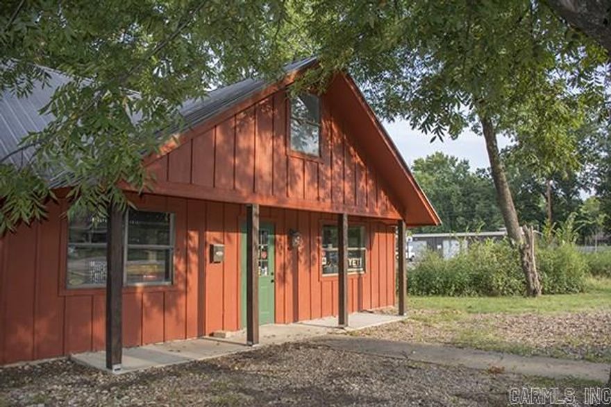 Zoned C-1 Central Business District in downtown Conway is now available.  Building renovated with new plumbing, new Hvac, new paint, new floors, new bathroom, new cabinets, metal roof.  Upstairs is 1 bedroom apartment or office area.  Downstairs is open floor plan, oversized public restroom and 2 large display windows.  Walk to downtown or Hendrix.  Lot is "L" shaped and offers plenty of parking.  (sq ft approx suggest measuring) see showing notes.