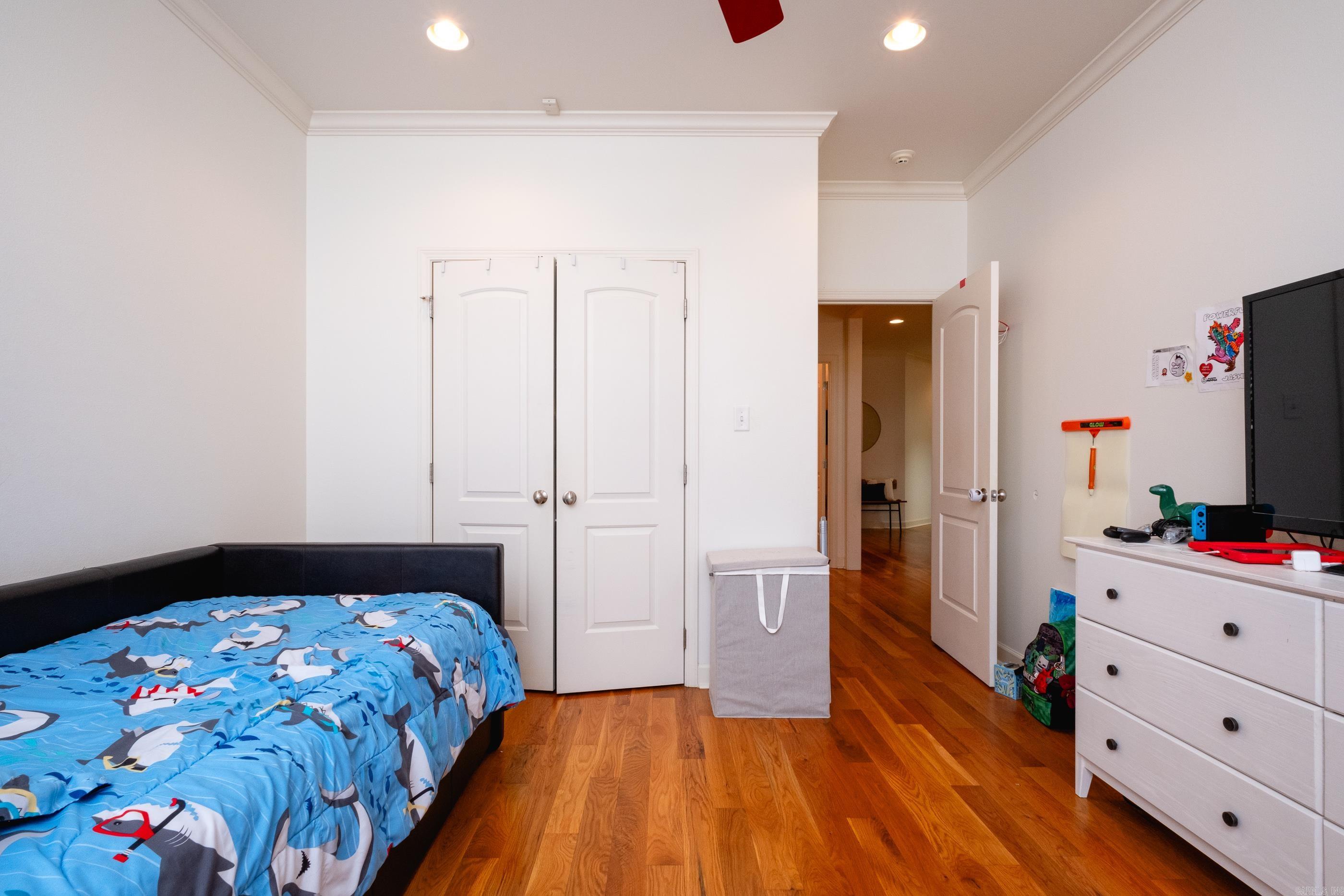 PINNACLE VALLEY COURT - Residential