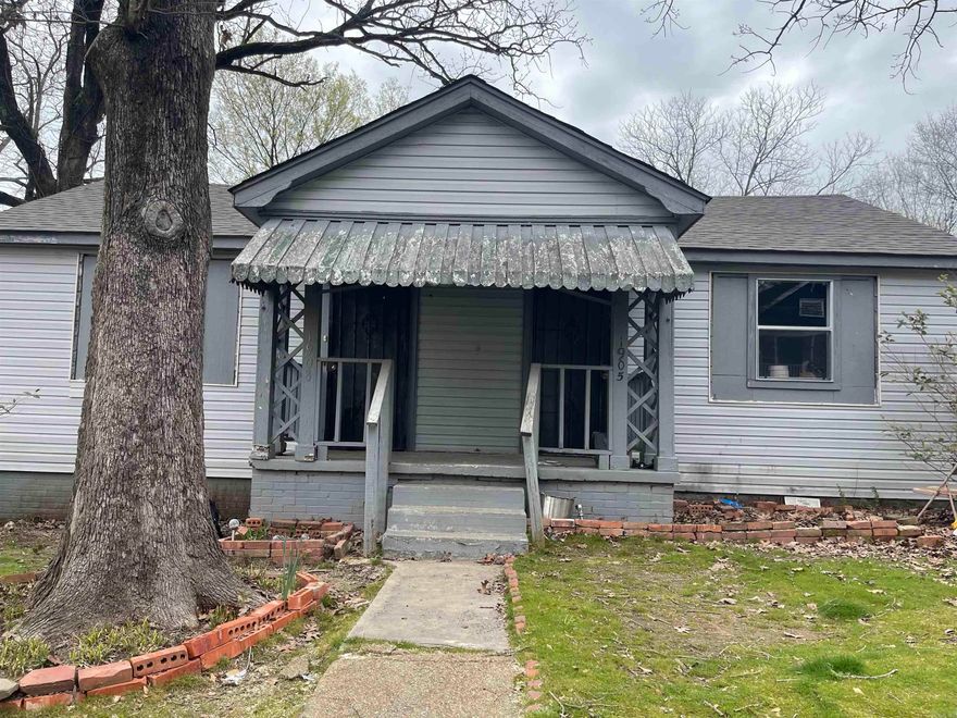 Newly renovated 2 bed 1 bath duplex. One year lease is required and you can apply at www.mckimmey.com/rentals