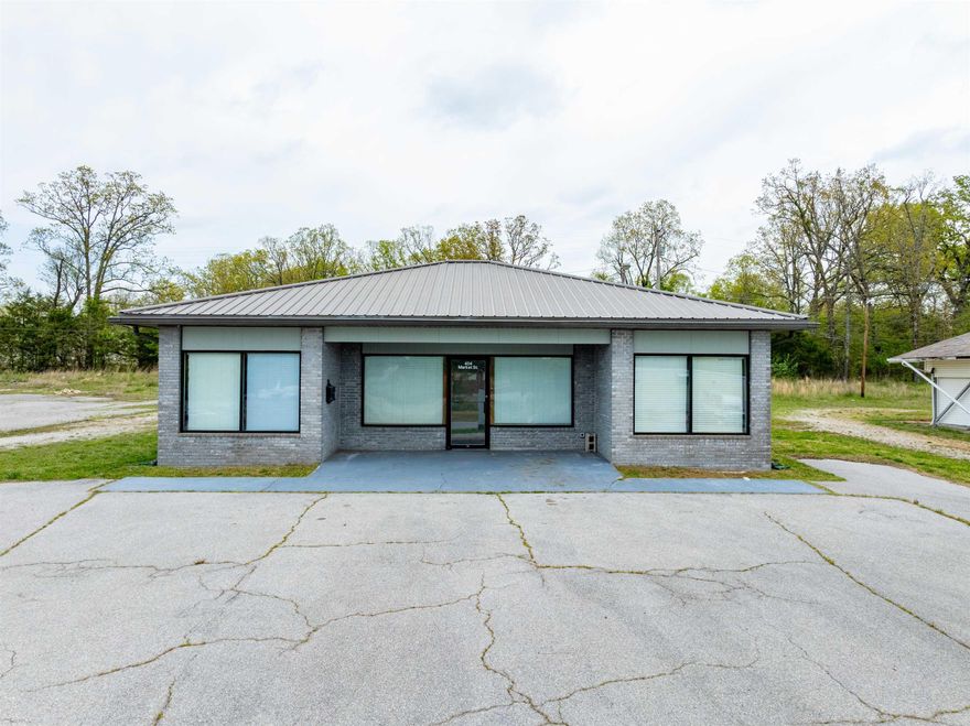 Prime Commercial Opportunity in Growing Horseshoe Bend, Arkansas!  If you’ve been looking to expand your business into a small-town setting with big potential, this is your chance. Horseshoe Bend, Arkansas is a charming, growing community surrounded by natural beauty and located in the heart of the Ozarks. Known for its lakes, rivers, and welcoming residents, it’s quickly becoming a sought-after destination for both tourists and new residents.  Mossy Oak Properties Selling Arkansas is proud to bring you this commercial brick office building, offering approximately 1,300 sq ft and sitting on just over half an acre. It boasts high visibility from the main highway that runs through town, making it an ideal spot for a medical clinic, insurance office, resale shop, boutique, or professional service center.