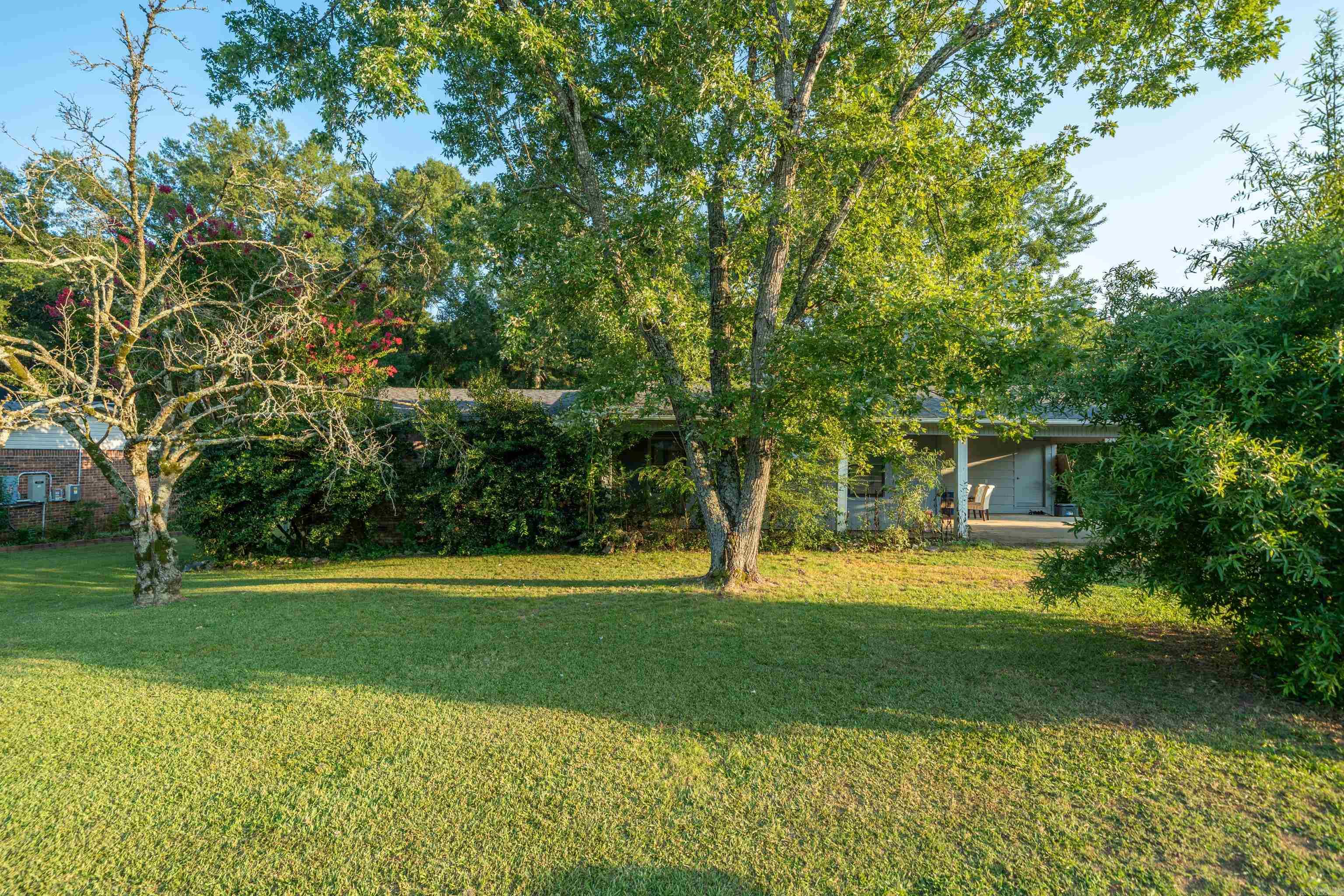 Nice 3/2 with open concept floorplan, fenced yard in convenient location in LHSD.