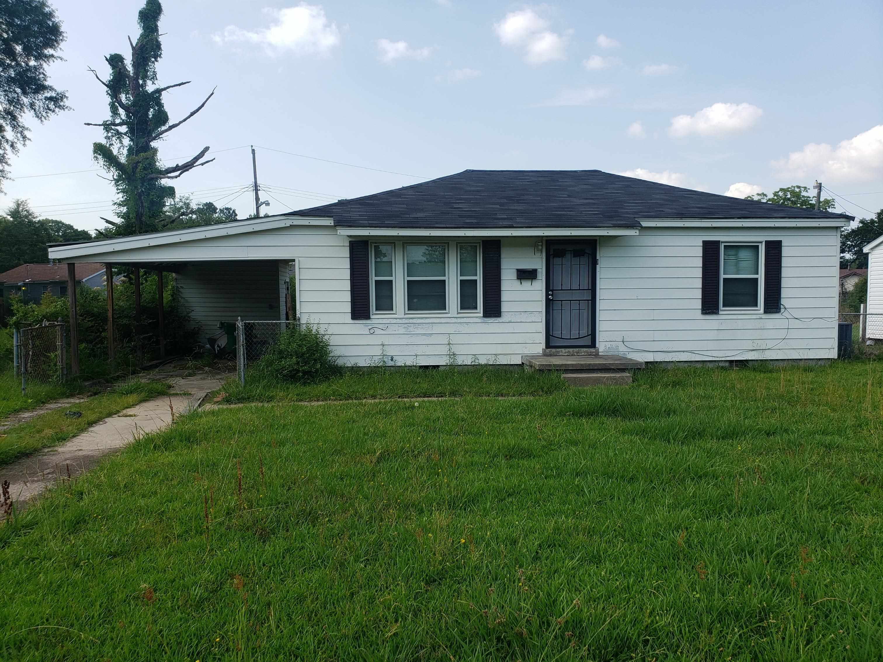 Nice size 2 bedroom and 1 bathroom home located near schools and convenient shopping.