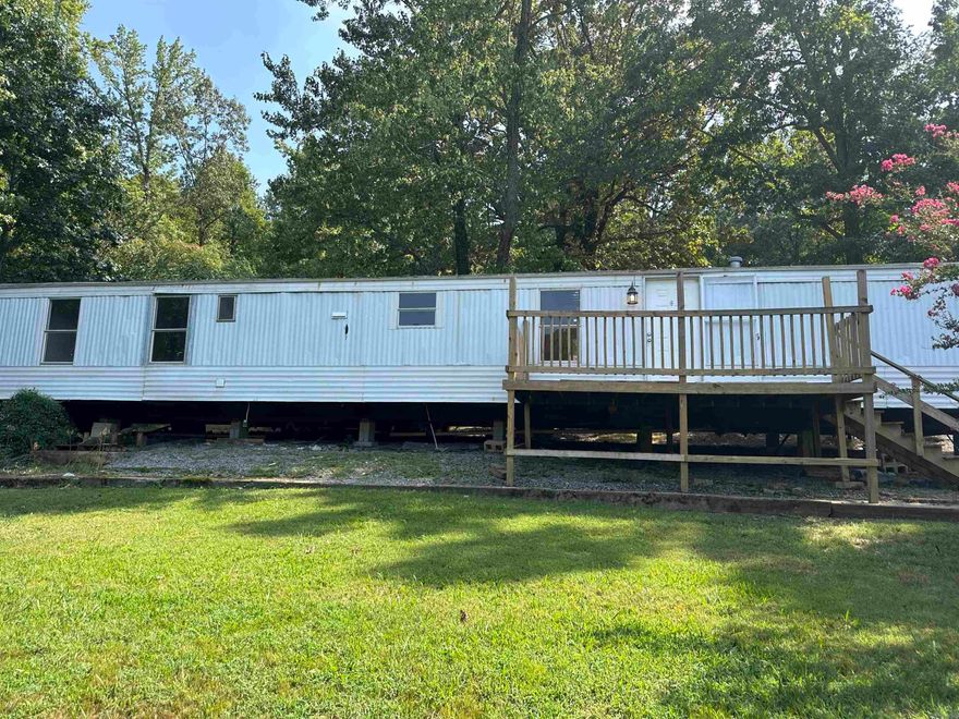 2 bed 2 bath newly remodeled mobile home in a very quite dead end street with little traffic. All new floors, paint, base boards and much more. Washer and dryer hook up in the unit. Has a master suite with a very large jetted tub. and on suite bathroom. Large living area and kitchen. Has room for a large dinning area in the kitchen. This home is move in ready and wont last long  Security deposit: $850 - Application Fee: $25 per applicant - Income Requirement: 3 x's the amount of rent - Utilities: Tenants pay ALL utilities, - Lease Term: 12 months - Pet Policy: pet privilege fee $25 per month