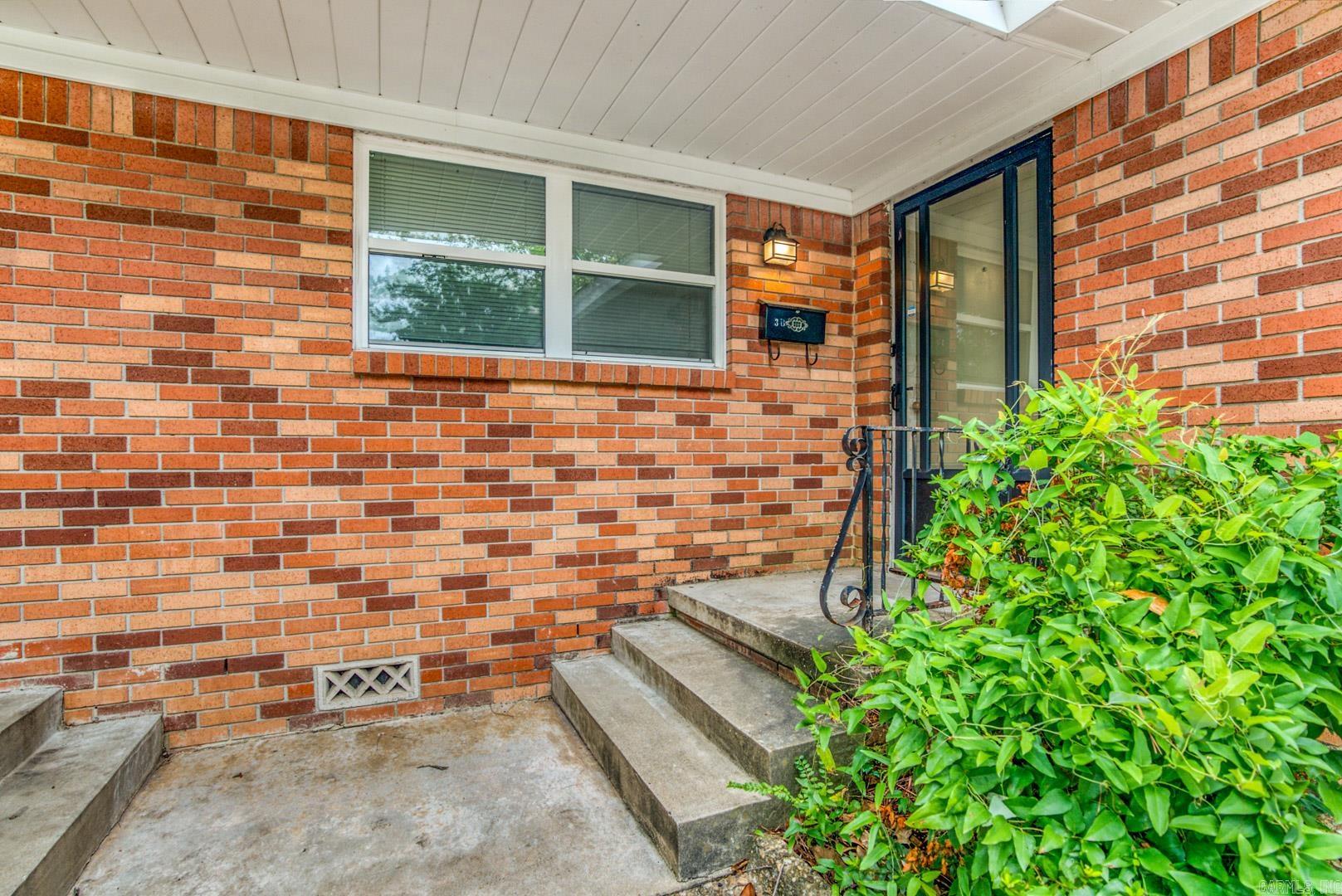 Adorable duplex in the heart of midtown with easy access to the medical corridor, shopping, dining, and more! The original hardwood floors add character and charm to this precious home. The recently updated kitchen provides a modern feel while the maintaining the character of the property. This quiet cul-da-sac in the heart of the city makes this the ideal place to call home, make Garfield your next address!