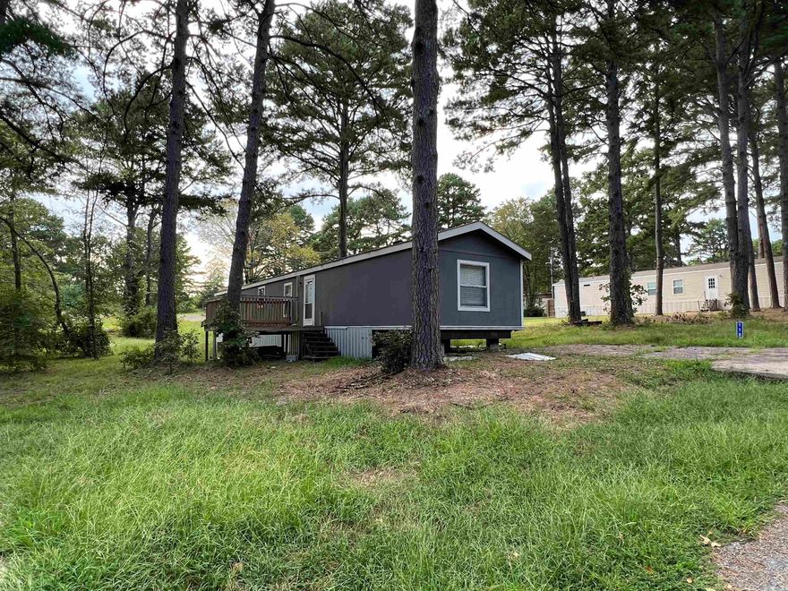 Nice Manufactured home in Fairfield Bay close to all area amenities. Only 1.5 miles to the marina entrance!