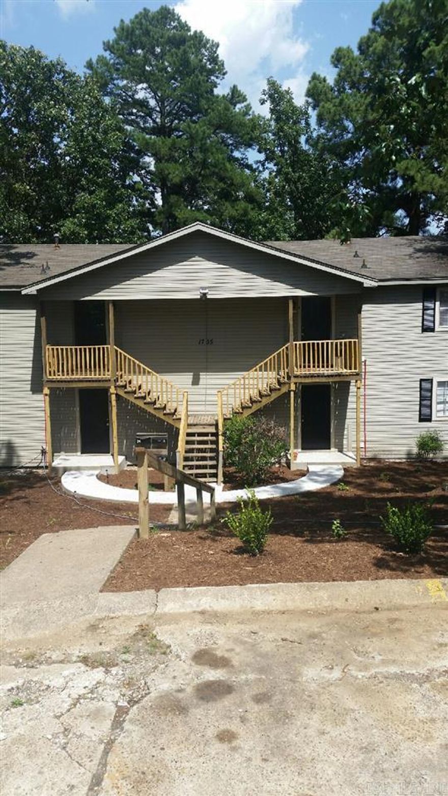 Spacious 2 bedroom/2 bath unit on a quiet, dead end street in Little Rock.  Convenient to dining, shopping and the interstates.