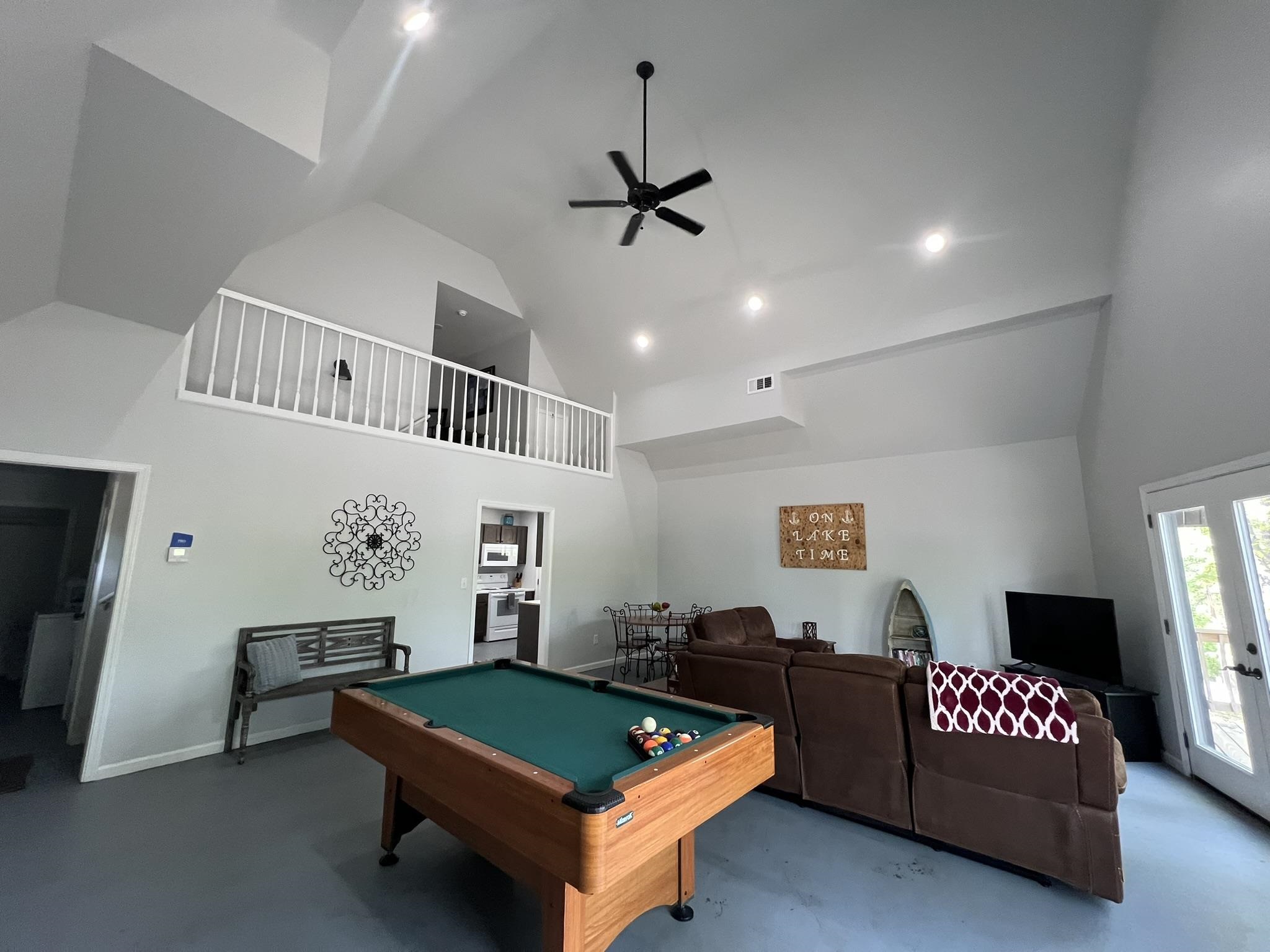 WOODLAND HILLS - Residential