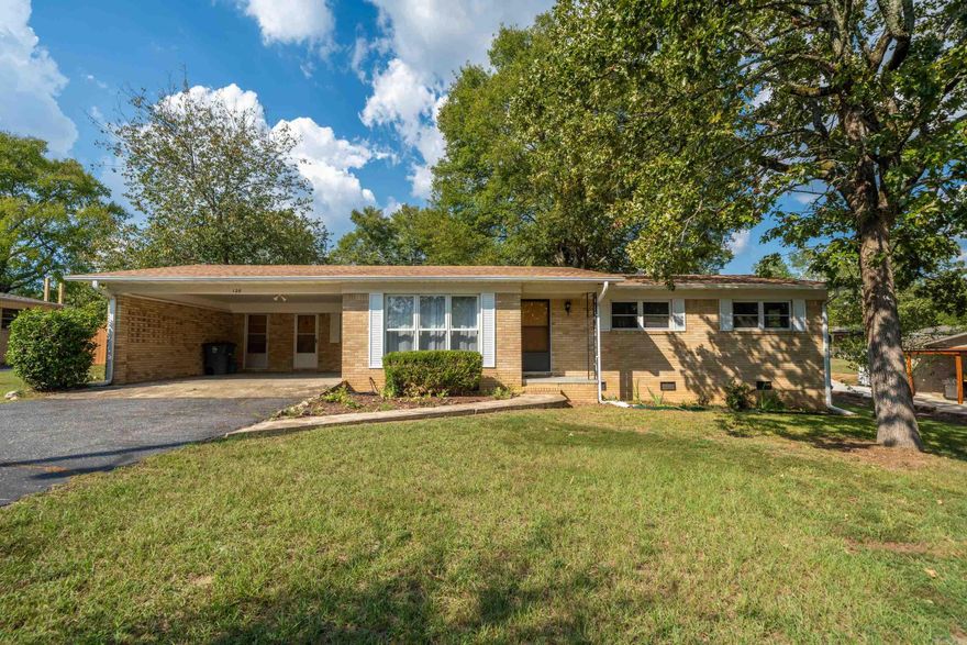 MOVE IN READY 3 BED ROOMS 1 FULL 1/2 BATHS JUST MIN. TO SHOPPING HOSPITAL. SUN PORCH, STORAGE BLD, FENCED BACKYARD, BRAND NEW ROOF. TO BE SOLD AS IS WHERE IS.