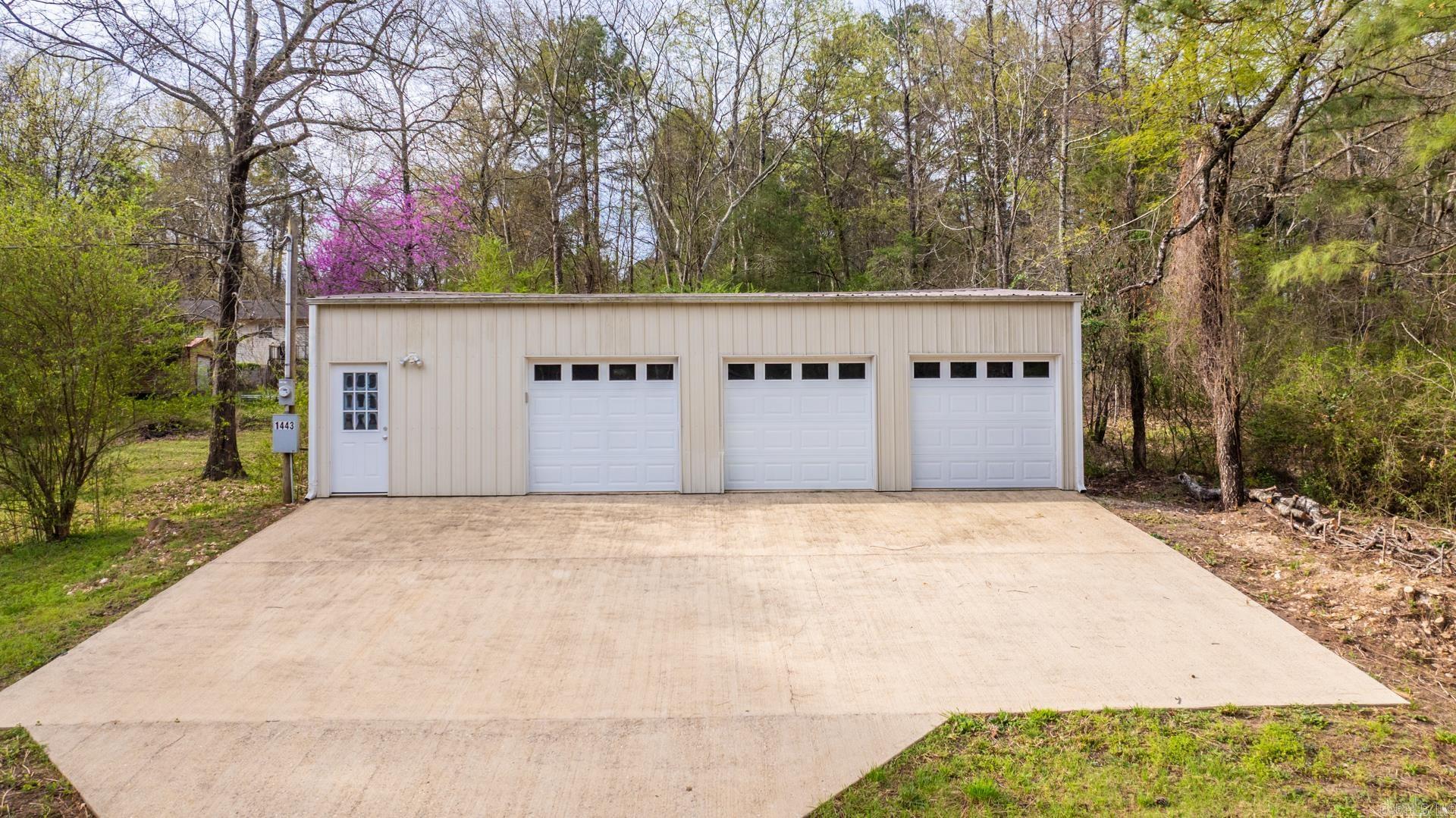 Versatile 40x30 Metal Building Near Lake Hamilton ā Investment Opportunity! Just one block from lake access, this fully insulated 40ā x 30ā metal building features 3 automatic bay doors, concrete slab flooring, and 220/110 amp electric service. Includes a 40ā x 25ā concrete driveway, gutters, and two partially finished interior roomsāperfect for storage, workshop, or potential rental income. Great location in Lake Hamilton School District. Ideal for boat, RV, or car storage. Endless potential!