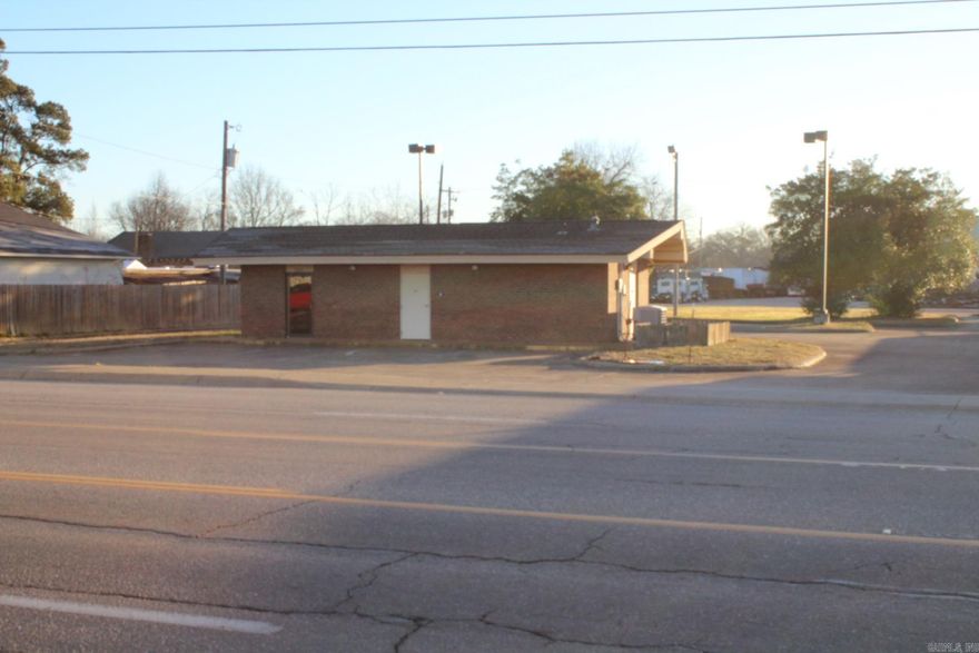 COMMERICAL BUILDING WITH APPROX. 600 SQ. FT. OF SPACE AVAILABLE SITUATED ON A APPROX. .87 ACRE LOT.  HIGH TRAFFIC LOCATION. Great for retail drive - thru service facility.