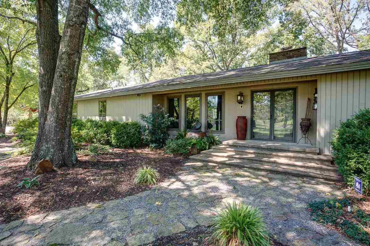 Beautiful gated entry & winding driveway brings you to a fabulous home overlooking Little Red River. With over 3000 sf, you will find this home private & great for entertaining or could be used as a resort. The home has 2 living areas, open floor plan, kitchen has granite, & subzero refrigerator. Master Suite is oversized w/ a large walk-in tile shower, & 3 additional bedrooms and bath. Includes 30x35 pole barn, 1100 sf guesthouse, 16x20 boat dock, large pond w/ fountain. NO MINERALS INCLUDED