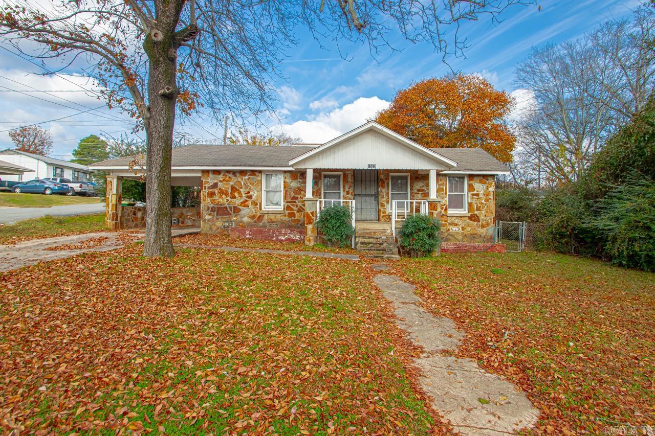 Cozy home perfect for just getting started. A great rental property, investment or first time homebuyer. Open living, dining, and kitchen In walking distance from anything you could need! Previously rented for 825$
