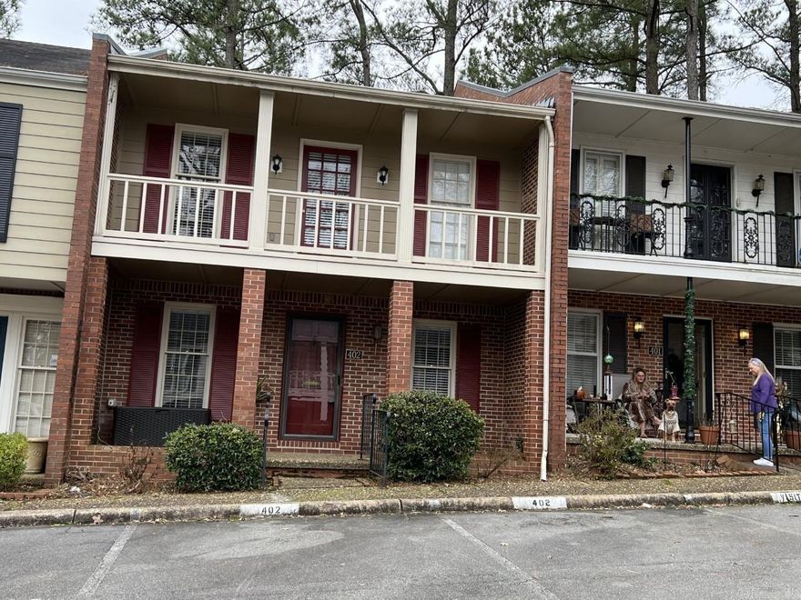 Great location close to shops and Restaurants.