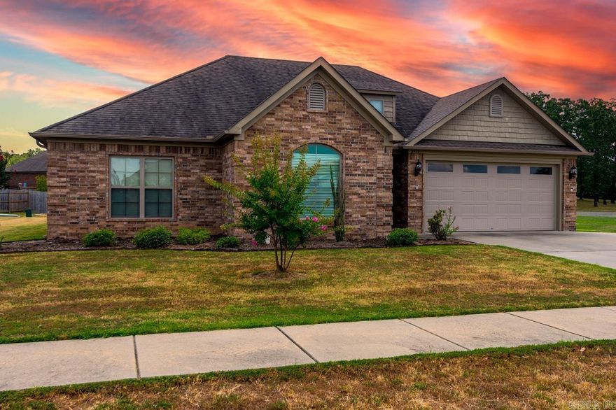 BEAUTIFUL 3 BEDROOM 2 BATH HOME IN SALEM WOODS SUBDIVISION. LARGE EAT IN KITCHEN WITH VAULTED CEILING AND LARGE BEAUTIFUL WINDOWS. LARGE PRIMARY BEDROOM WITH OVERSIZED GUEST ROOMS THAT ARE SEPERATE FROM PRIMARY. DOUBLE VANITIES IN BOTH BATHROOMS. CUSTOM CABINETS THROUGHOUT AND WOOD BLINDS THROUGHOUT.