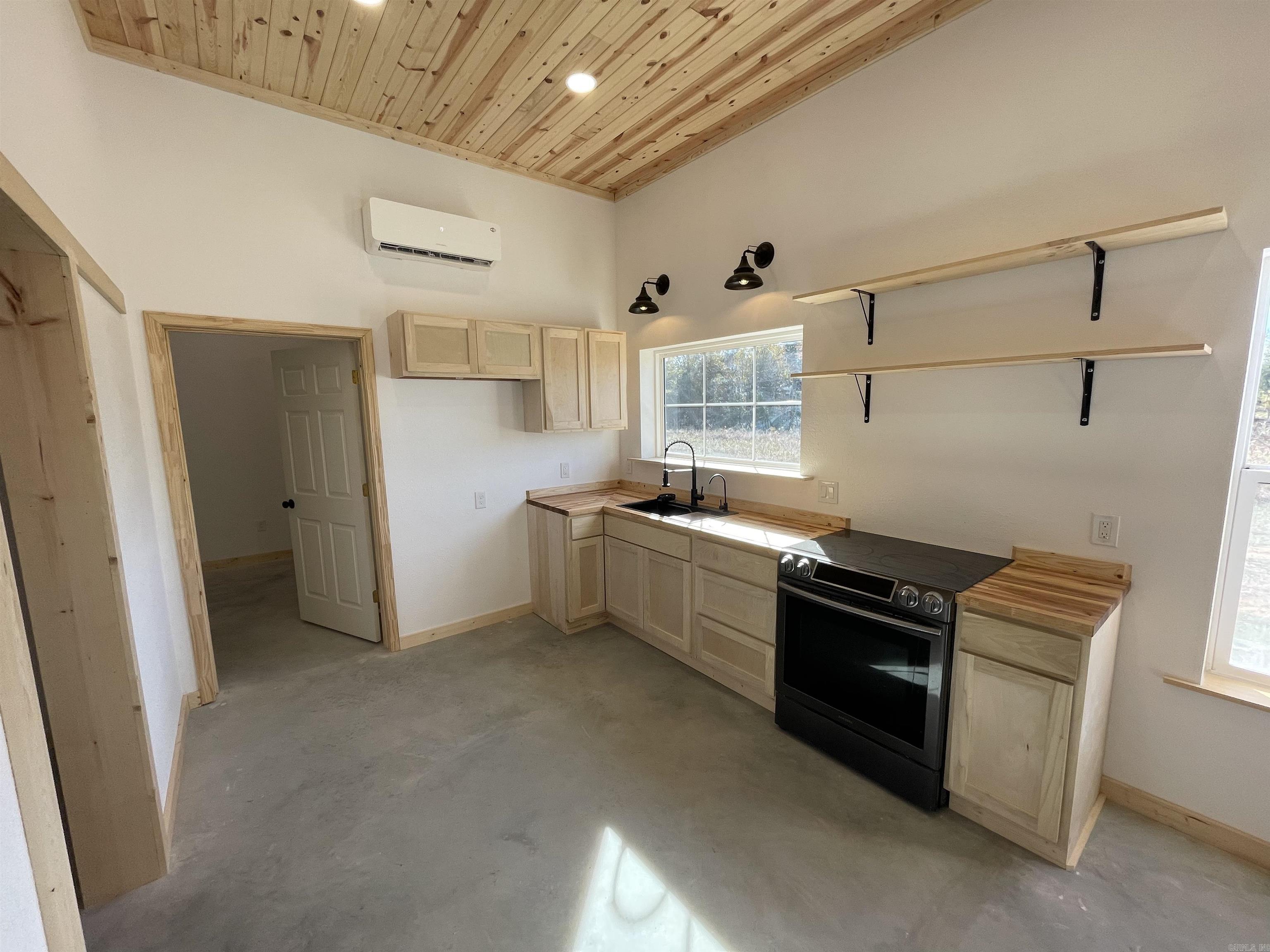 ROMANCE ACRES - Residential