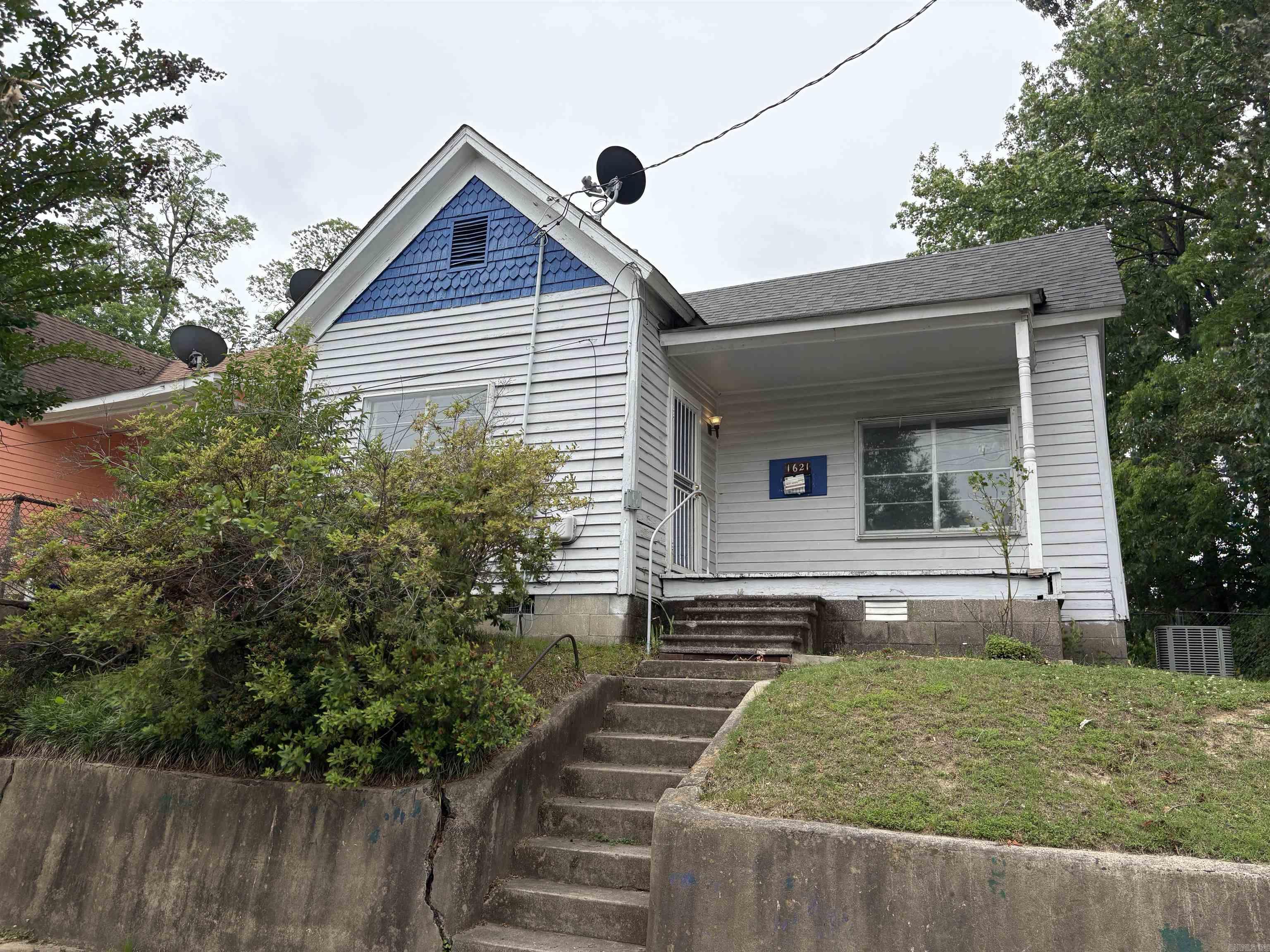 Charming Early 1900s Cottage – Move-In Ready! This adorable 1-bedroom, 1-bathroom home blends historic character with moderate updates, making it an ideal starter home or investment property. Recently rented for $750/month, it offers a solid return for investors. The home features freshly painted interiors, updated LVP flooring, electric water heater, and plenty of natural light throughout. Enjoy crisp trim details and turn-key condition. Whether you’re buying your first home or adding to your rental portfolio, this gem is ready to go! Can be sold as a package with 1617 Maple St. **Agent See Remarks**