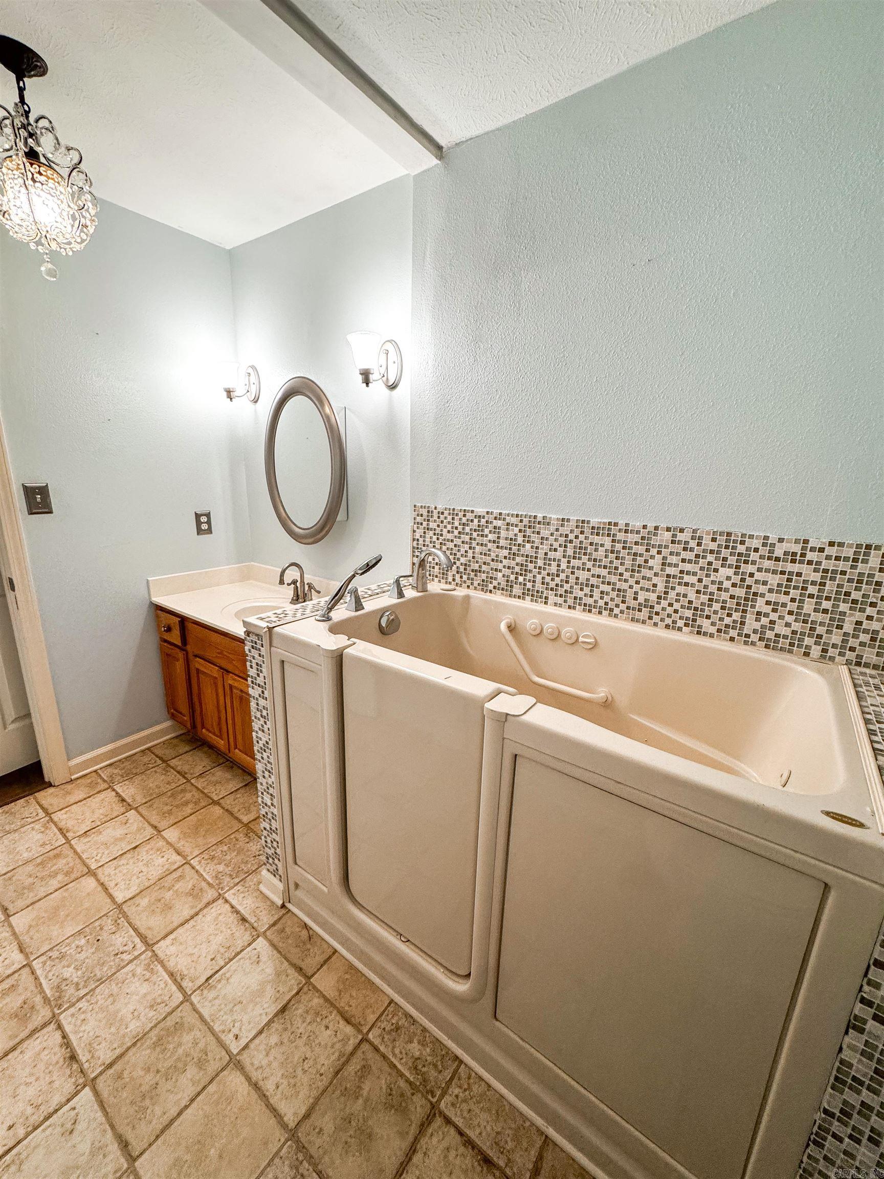 RIVER OAKS TRACE - Residential