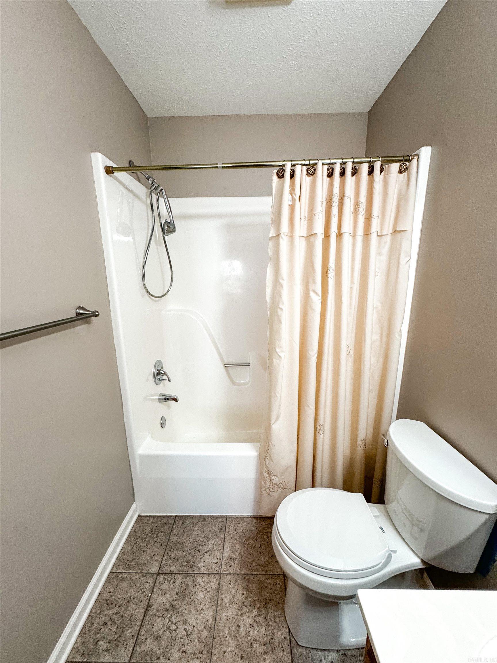 RIVER OAKS TRACE - Residential