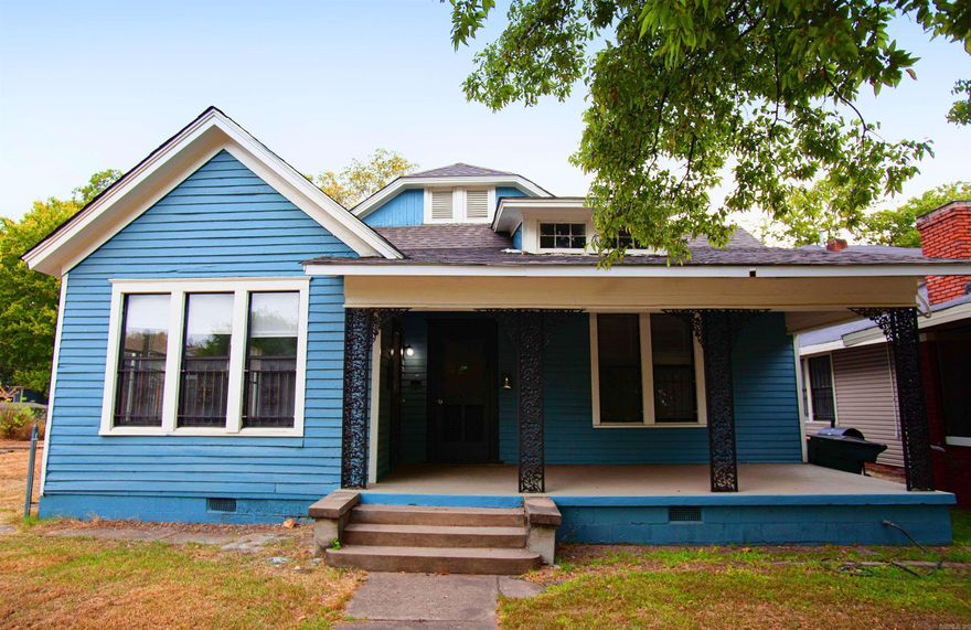 MOVE IN SPECIAL! HALF OFF FIRST MONTH’S RENT Quaint and cozy 1BD upstairs apartment within walking distance of Children's Hospital and close to Philander Smith College campus. Newly remodeled with new paint, countertops, and flooring throughout. Perfect place for a college student or young professional. The lease for this property is for 18 months and income has to be three times the amount of rent unless you have a housing voucher.