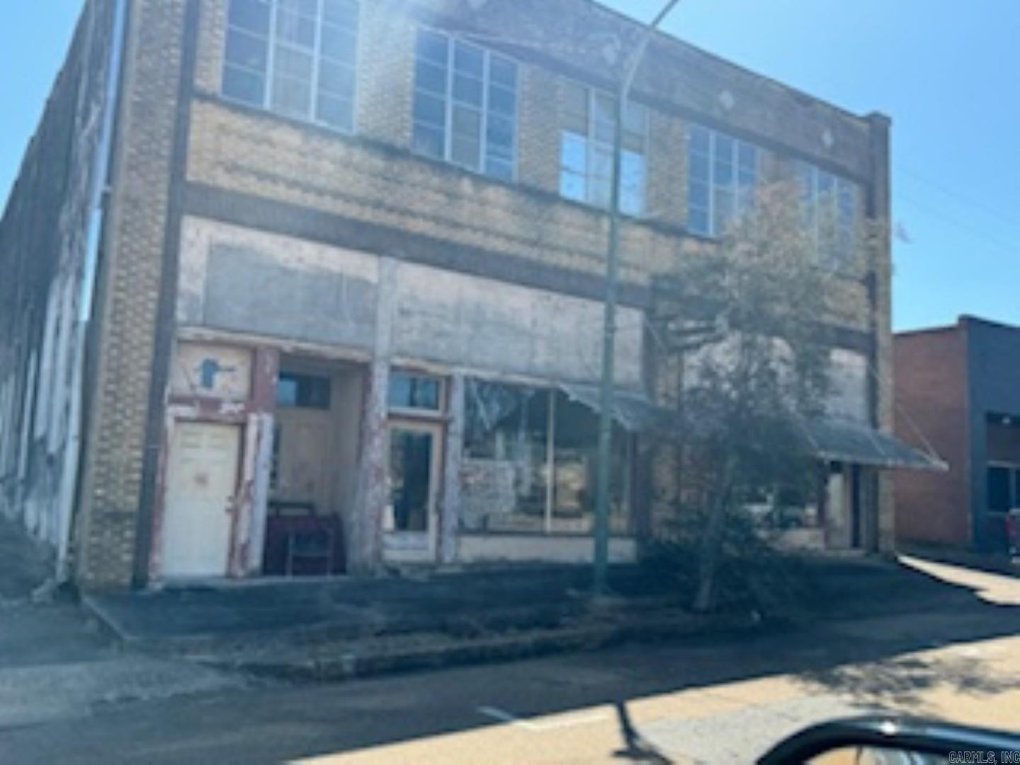 Breathtaking views of the Ouachita River make this property a true showstopper. It features two commercial areas downstairs with over 12-foot ceilings, commercial fronts, beautiful exposed brick, and concrete floors. This place has tons of possibilities. Built in 1930 (according to courthouse records) with 10,400 sq feet, it is located in the heart of Camden, within walking distance to numerous shops, coffee houses, restaurants, boutiques, breweries, and more. There are plenty of exciting things happening around the area. The upstairs space would be ideal for apartments, offices, businesses, and storage. The best part is the views of the Ouachita River. At $13.37 per square foot, it is affordable and open to endless possibilities.