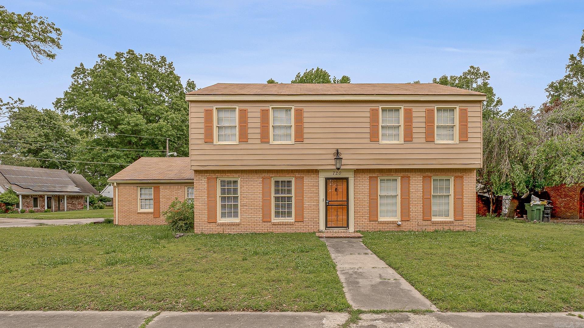 Welcome to the market to this Remodeled Blytheville gem that is priced to sell. Boasting 2400 Square Feet, 5 Large Bedroom, 3 full bathrooms, a half bathroom, Hardwood floors throughout, a new water heater, Formal dining room, a separate living room, Installed security system for added safety, and a newer roof per the seller. This home is located on a Conner lot in a very quiet neighborhood and for an added bonus Nucor Steel being less than 25 Minutes away. Come check out everything this home has to offer! You will not be disappointed. Hablo Español mi gente, macramé a mi numero abajo para ver esta hermosa casa!