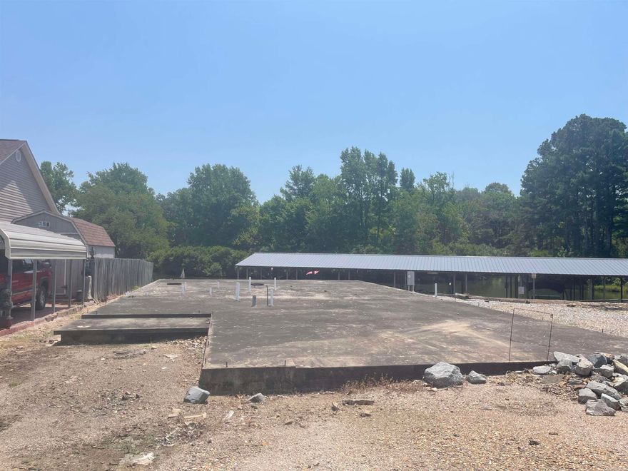 Vacant lake front lot on Lake Hamilton. Quiet neighborhood, close to Central Avenue and Hwy 290. Slab already in place, would need to be evaluated to see if it is still viable.