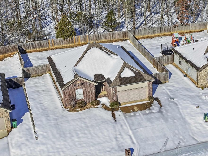 Beautifully maintained 3-bedroom, 2-bath home for sale in a desirable Cabot location near the new Pre-K School with quick interstate access—perfect for commuters. This move-in-ready home features a cozy fireplace, spacious living areas, and a welcoming layout ideal for families or first-time buyers. Don’t miss your chance to own this charming home—schedule your showing today!