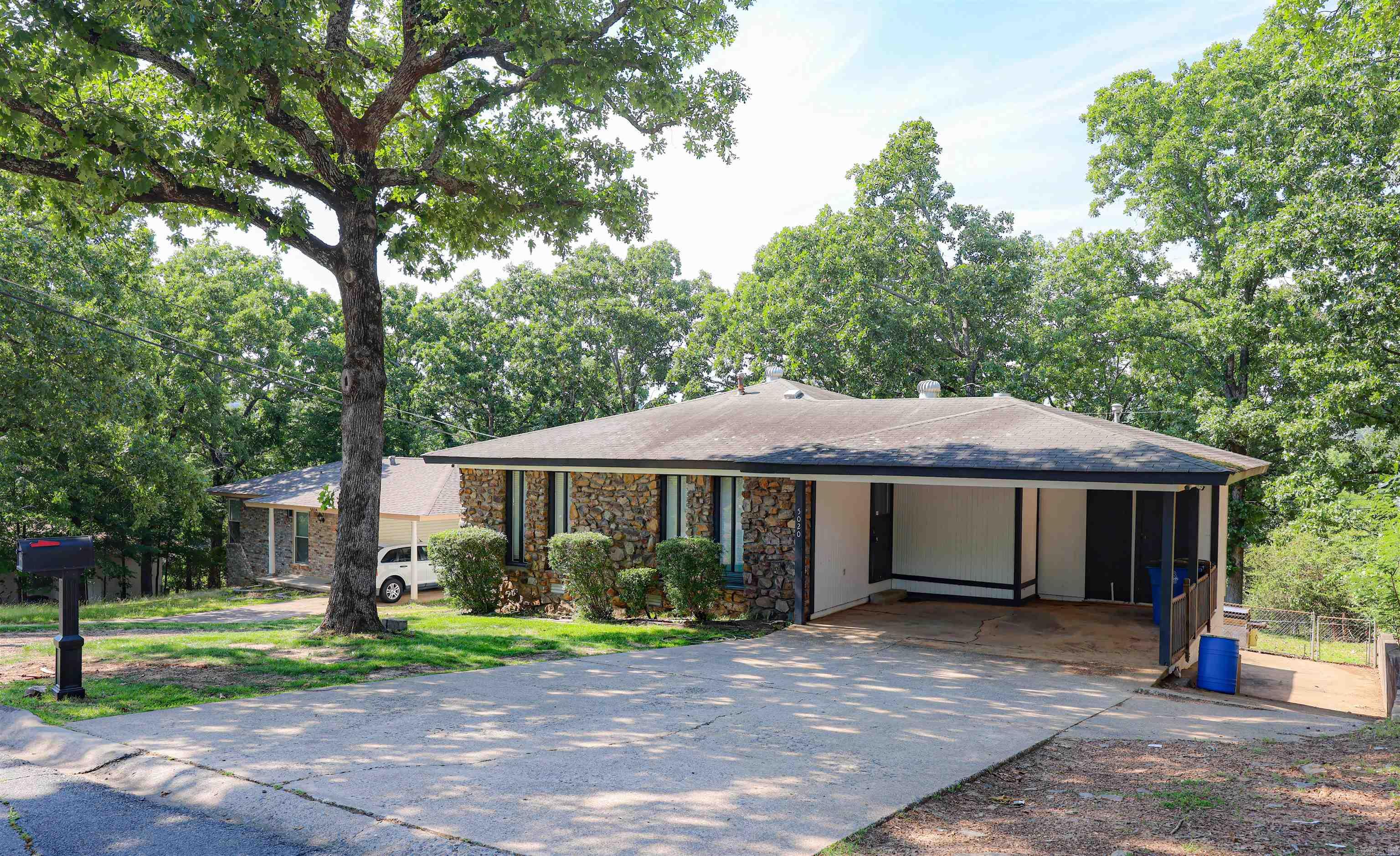 ARROW HEAD MANOR - Residential