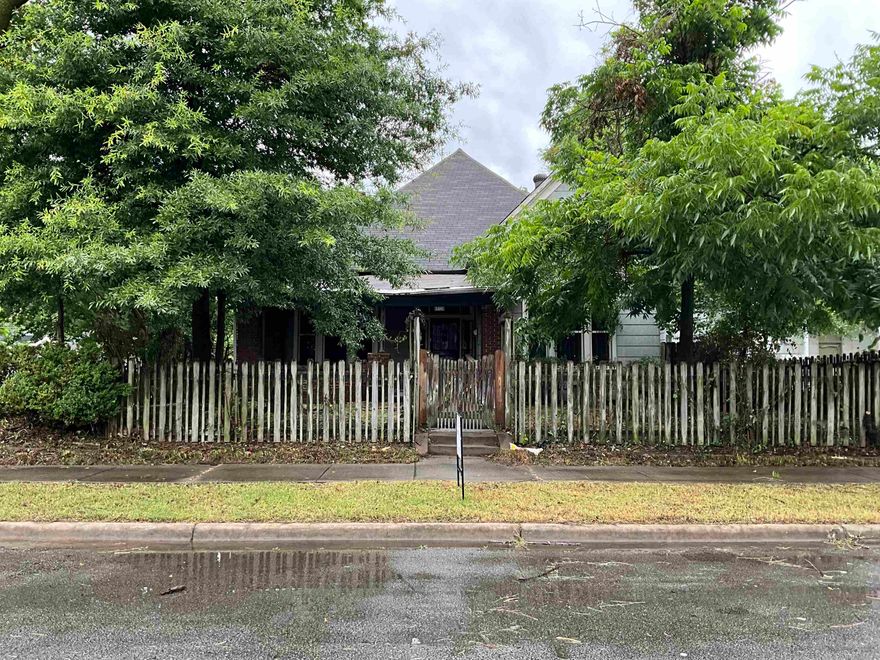 Very cute and cozy 1940s property, not far from the thriving Argentina district and River Market. Features tall ceilings and original flooring. Make this one your own! (agents see remarks)