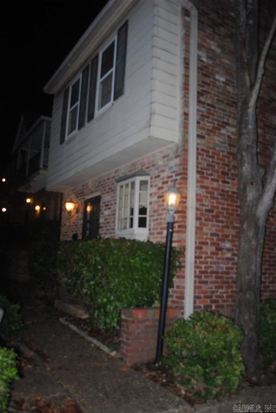 2/1 Condo in Midtown. Updated Kitchen, Hardwood Floors in Den, Dining/Office Area. Upstairs are 2 Bedrooms, Updated Bathroom, Stacking Washer & Dryer.   Pets May Be Considered. Cat or Small Dog under 10 lbs.