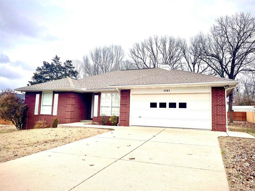 Nice 3 BR 2 BA low maintenance brick home close to ASUMH campus. This home offers a gas fireplace, eat-in kitchen, open living/dining area, master br with private bath, walk-in closet, 2 nice size guest bedrooms, 2 car garage, spacious laundry room. Guest bath has tub/shower combo and a skylight that provides lots of natural lighting. Covered patio on the back of the hose to sit and enjoy your morning coffee on. This home is move in ready. Close to shopping, lakes and rivers.