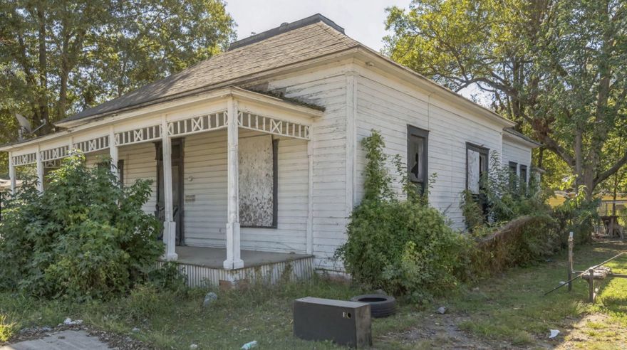 This bungalow is ready for lots of TLC and has great potential to make a perfect first home for you, or investment for tenants. This home has 4 bedrooms, and two baths. Large kitchen and living areas. Great investment property with great rental history. Walking distance to downtown. Corner lot with large back and side yard.