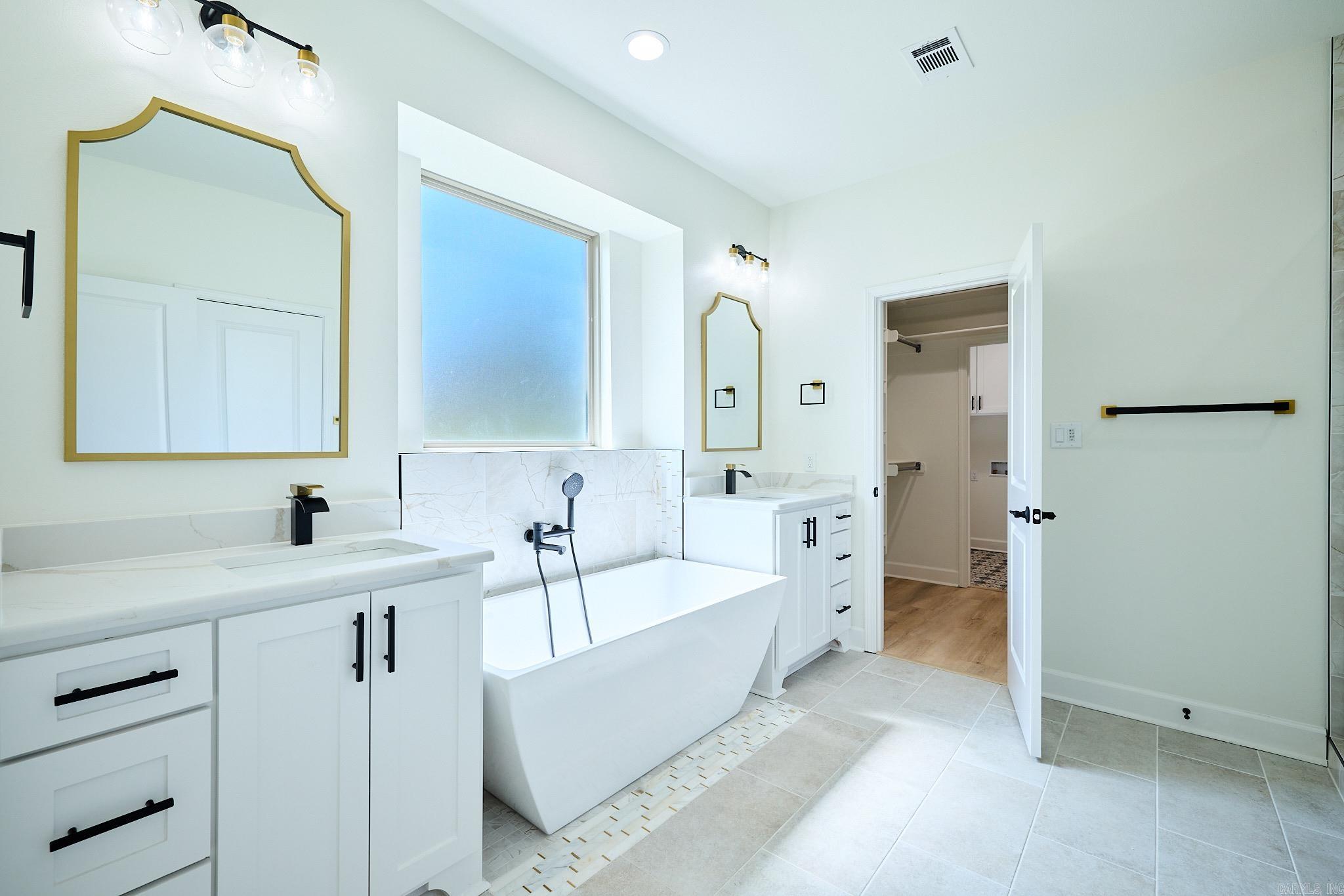 SIENNA LAKE - Residential