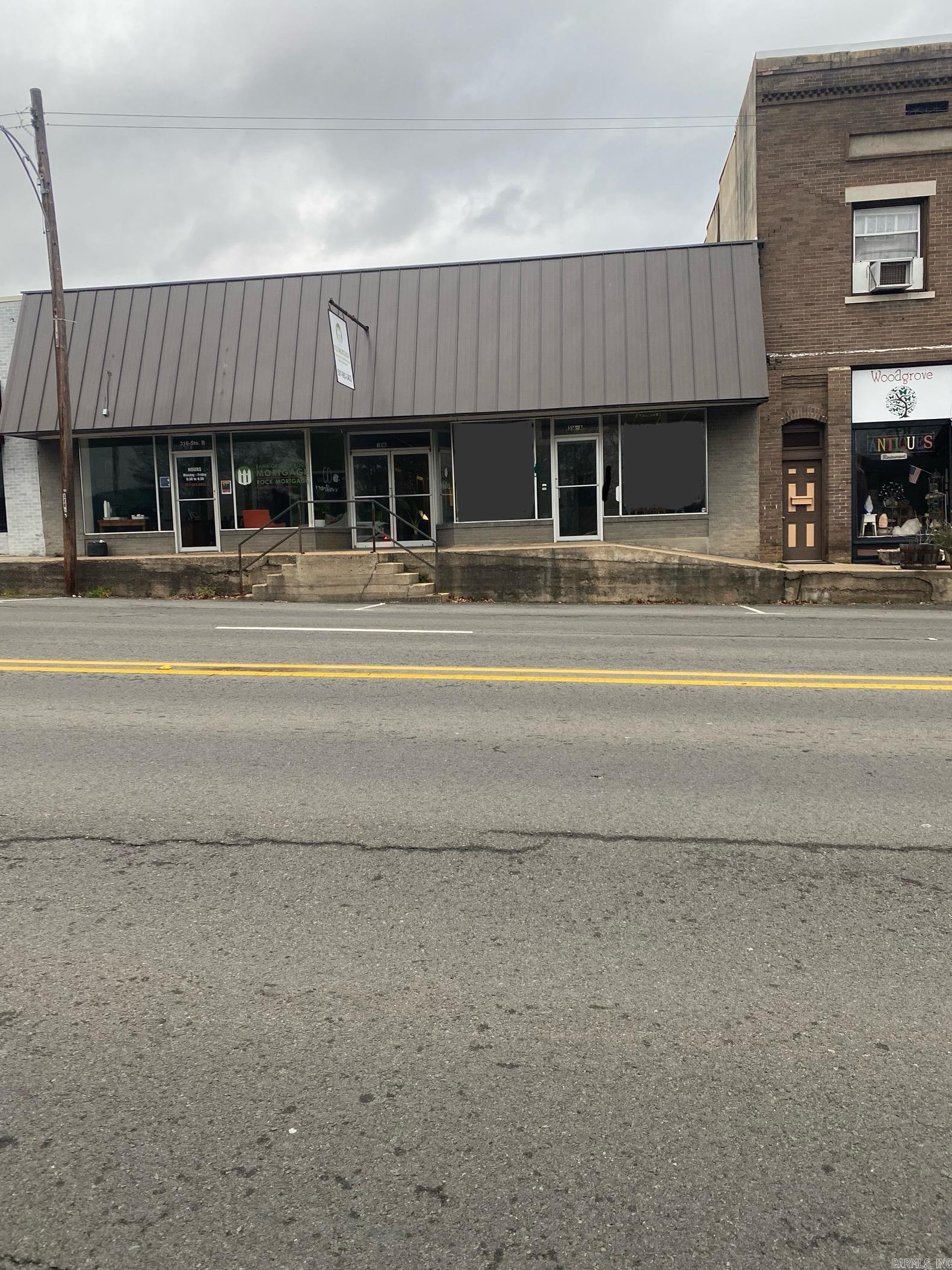 Great downtown location in the Heart of Heber Springs. Building is currently being used as professional offices. would be great flea market or retail location