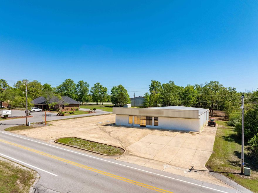 8,000 +/- Sq Ft Commercial Building | Prime Location | Horseshoe Bend, AR Incredible Opportunity - Priced at Approx. $40/Sq Ft  If you've been waiting for the right space to start a business, expand, or invest, this is it.  Located in the heart of Horseshoe Bend, Arkansas, this 8,000 +/- square foot commercial building-formerly a Dollar General-offers a wide-open layout that gives you the flexibility to create exactly what you need.  At approximately $40 per square foot, your getting land, building, utilities, visibliity, all in one! This is a rare chance to step into a large commercial footprint at a fraction of replacement cost.